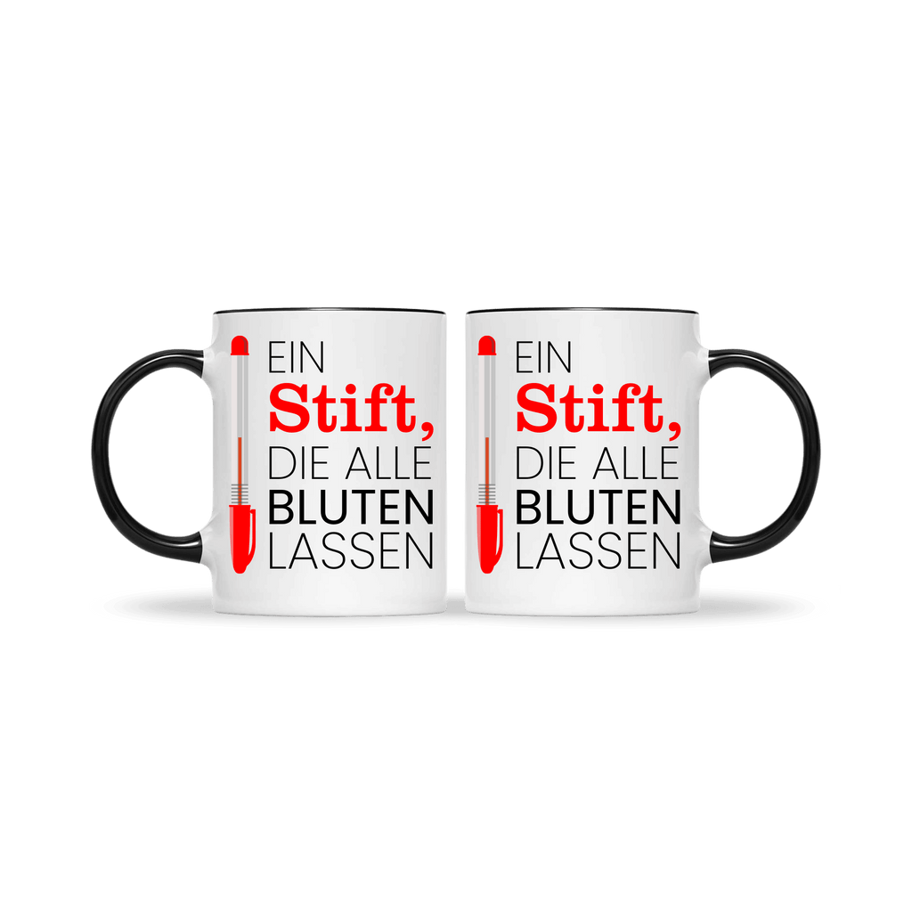 Zwei identische weiße Tassen mit schwarzem Henkel, beide bedruckt mit rotem Kuli und Spruch „Ein Stift, die alle bluten lassen“ – Geschenkset für Lehrer.