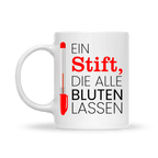 Weiße Keramiktasse mit rotem Kugelschreiber und dem witzigen Spruch „Ein Stift, die alle bluten lassen“ – perfektes Lehrergeschenk.